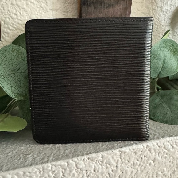 - Louis Vuitton Men's epi Black Wallet good condition - Picture 3 of 11